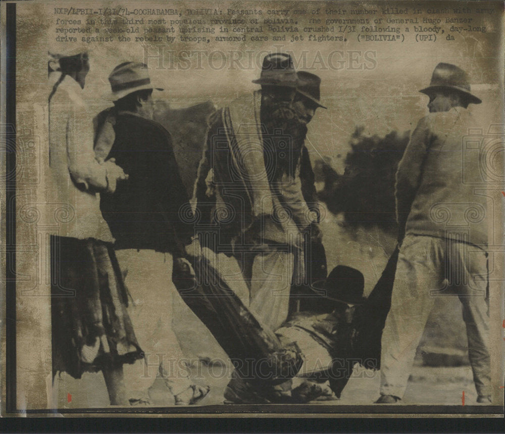 1974 Press Photo Bolivian President Hugo Peasants Haul  - Historic Images