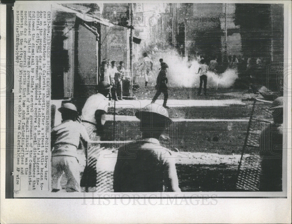 1967 Press Photo Police Battle Calcutta Demonstrators - Historic Images