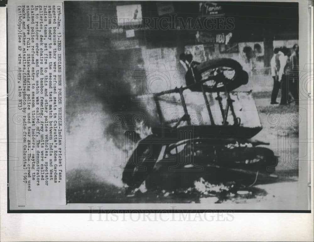 1967 Press Photo Indian cricket fans Eden Gardens fires - Historic Images