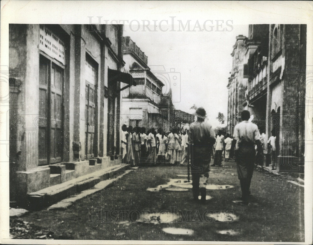 Press Photo Hindu Muslim Rioters Bombay Street India - Historic Images