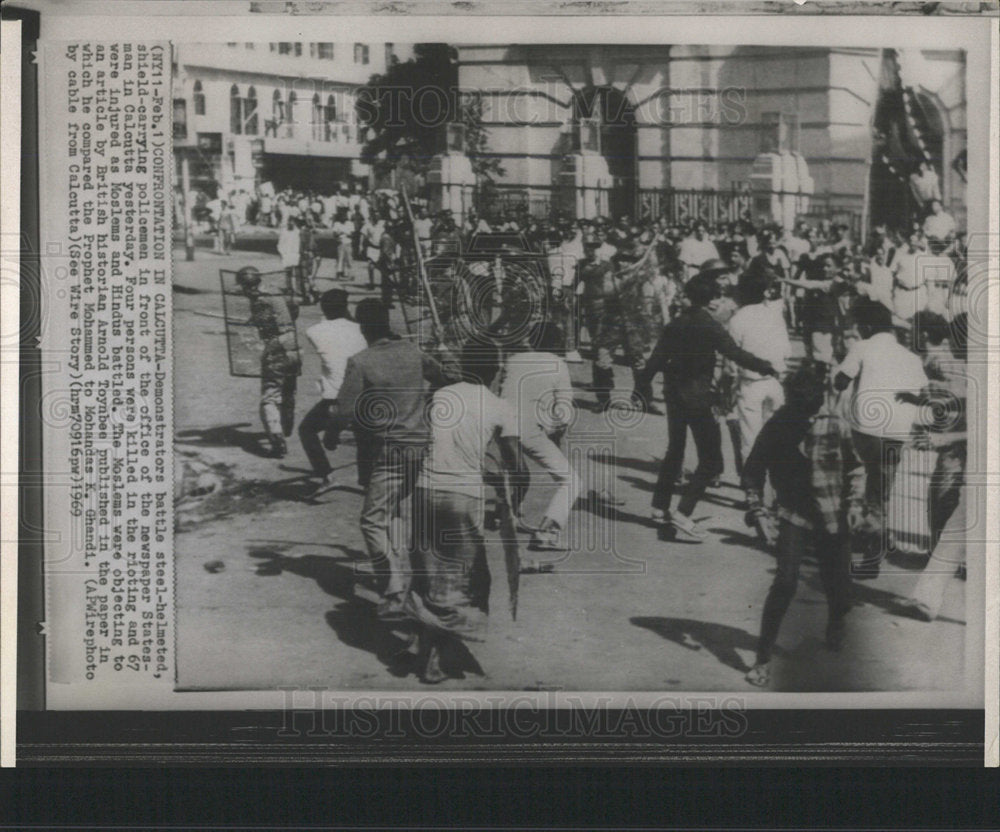 1969 Press Photo Newspaper Officers Riot Calcutta India - Historic Images