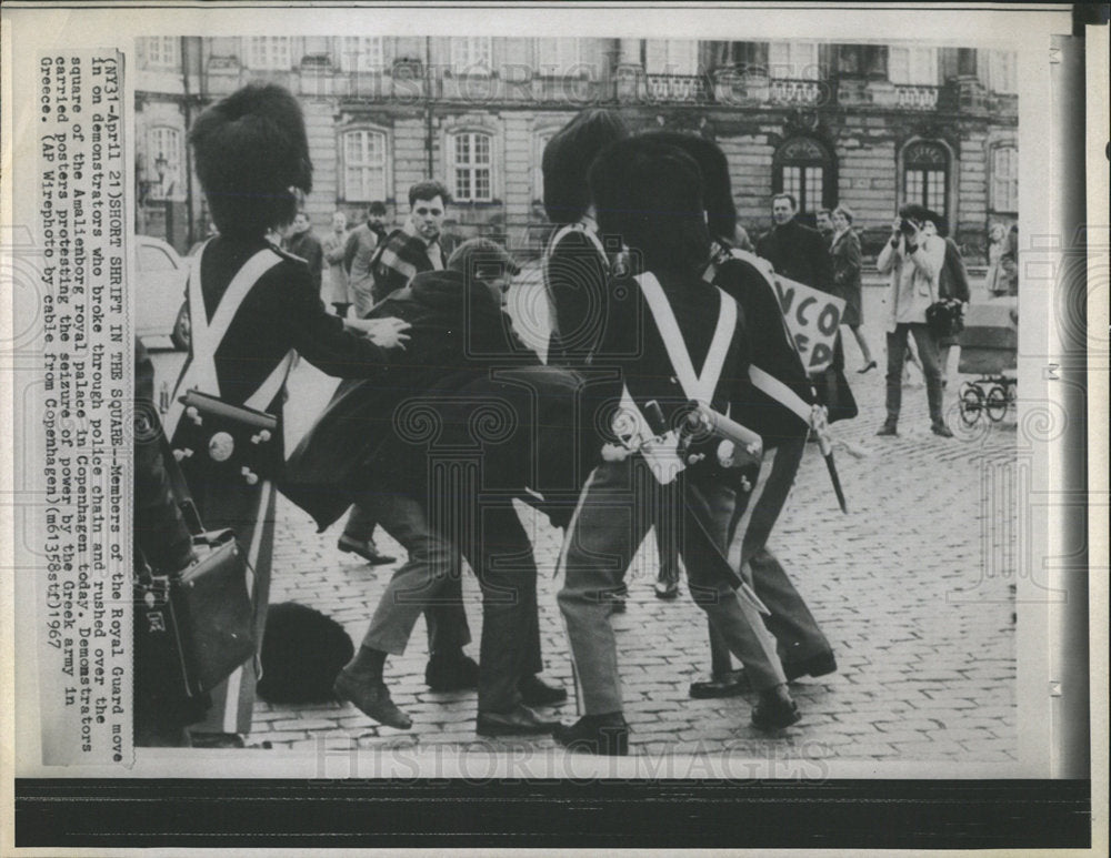 1967 Press Photo Amalienborg Royal Palace Demonstration - Historic Images