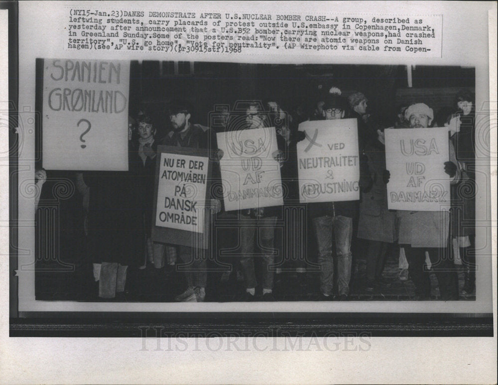 1968 Press Photo Students Protest U.S. Embassy Nuclear - Historic Images