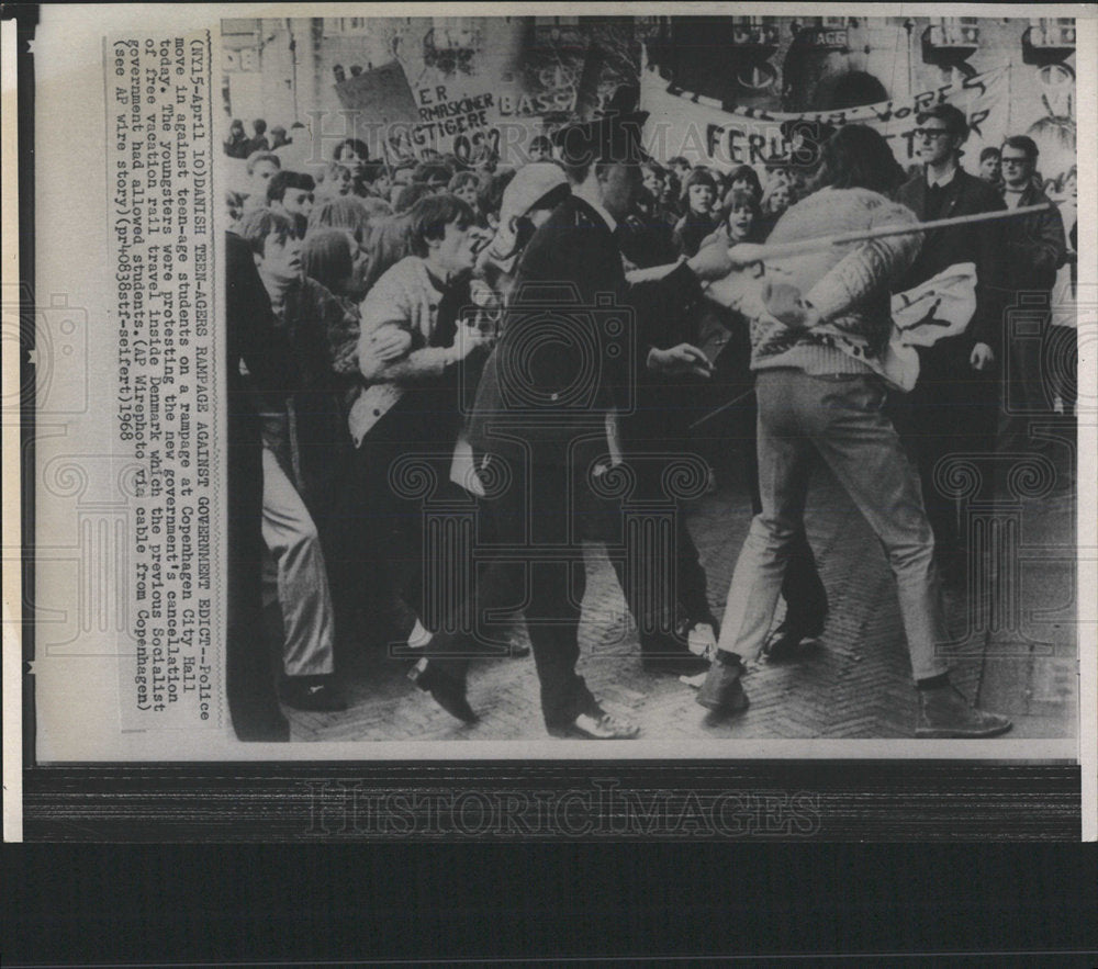 1968 Press Photo Copenhagen City Hall Police Students  - Historic Images