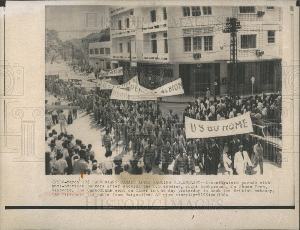 1964 Press Photo US Embassy Anit-American Banner parade - Historic Images