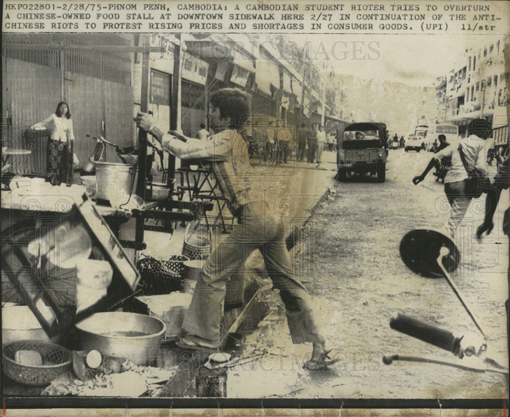 1975 Press Photo Chinese shop shutter Cambodian youth - Historic Images
