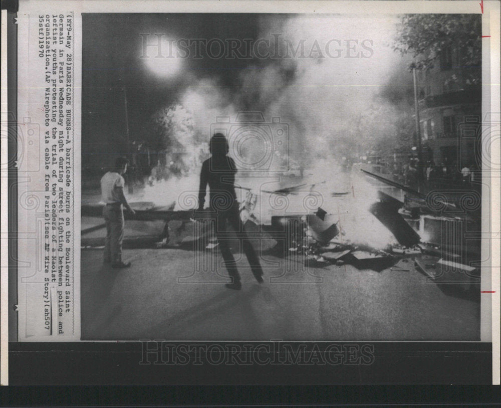 1970 Press Photo Barricade Burns Paris Street Fighting - Historic Images