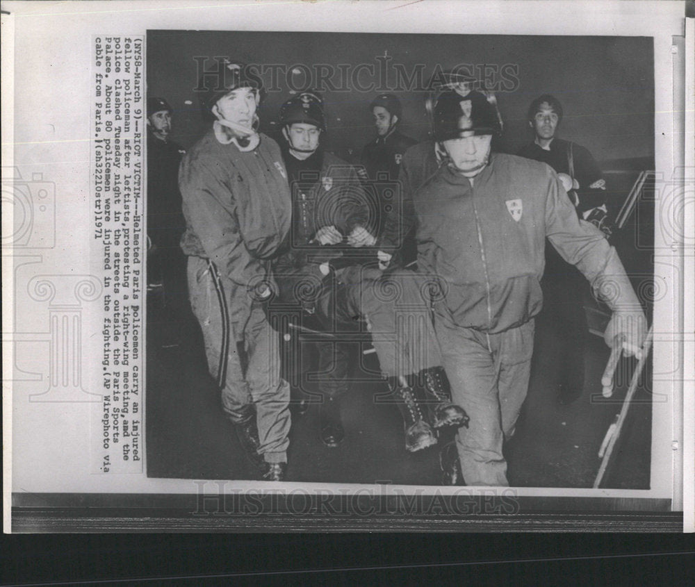 1971 Press Photo Paris Policeman Injured Protest Clash - Historic Images