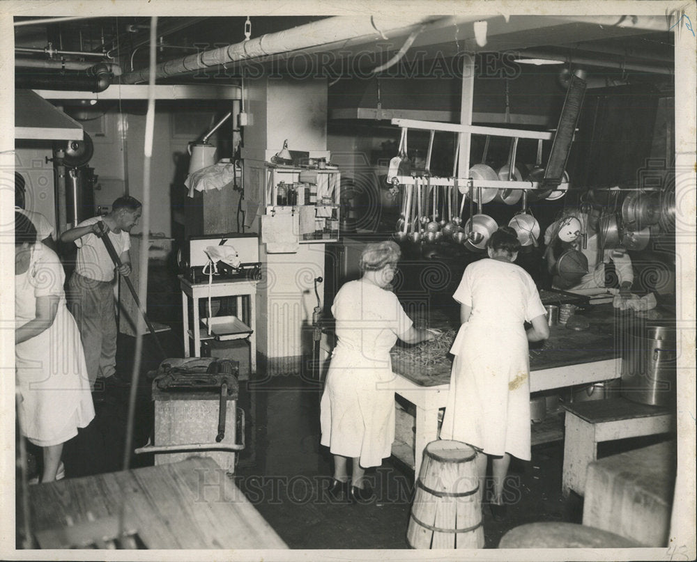 1946 Press Photo Mound park hospital kitchen women work - Historic Images
