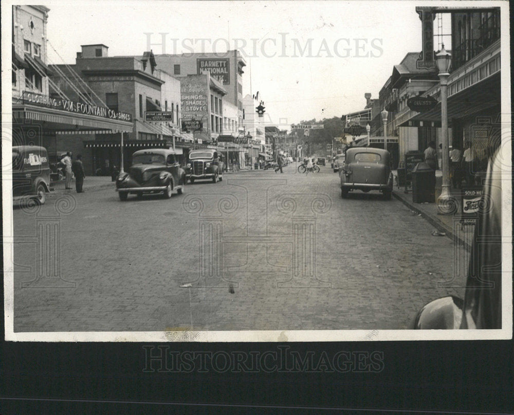 1940 Press Photo Stree building cars travel road Barmet - Historic Images