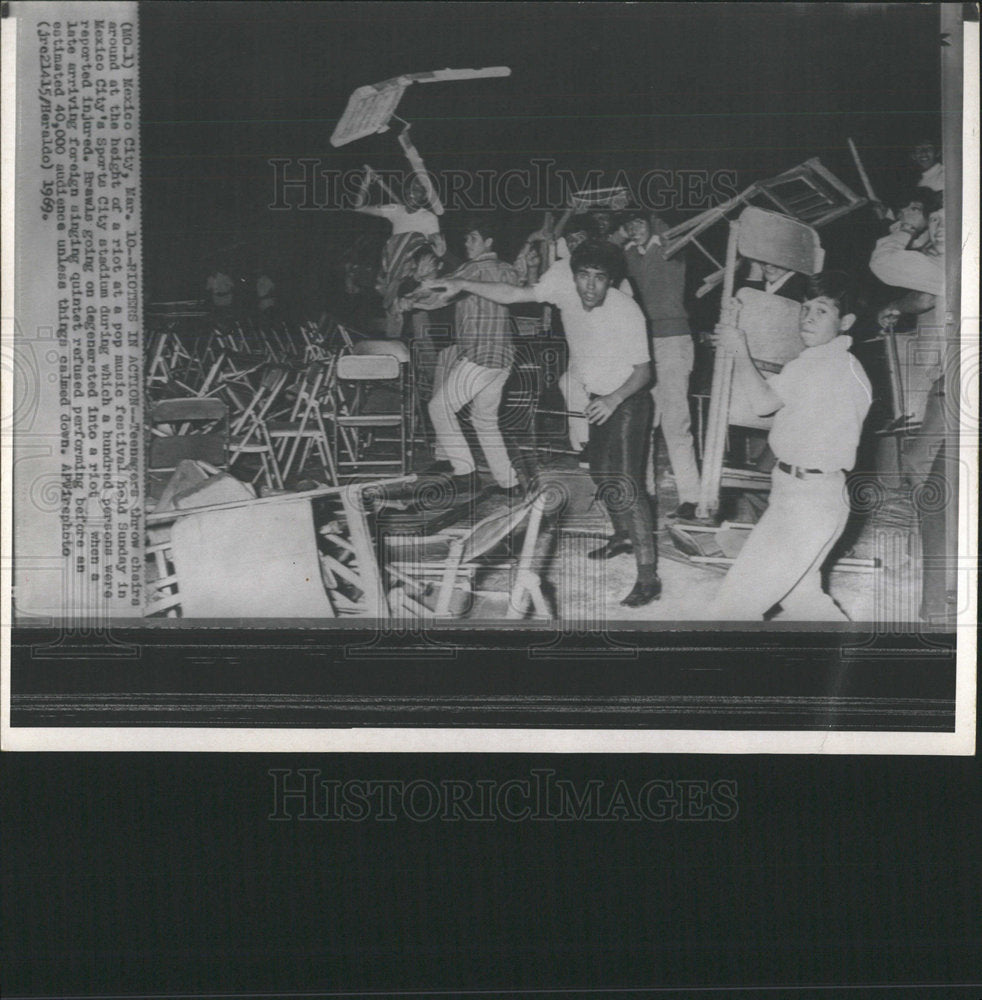 1969 Press Photo Mexico City Pop Music Festival Chair  - Historic Images