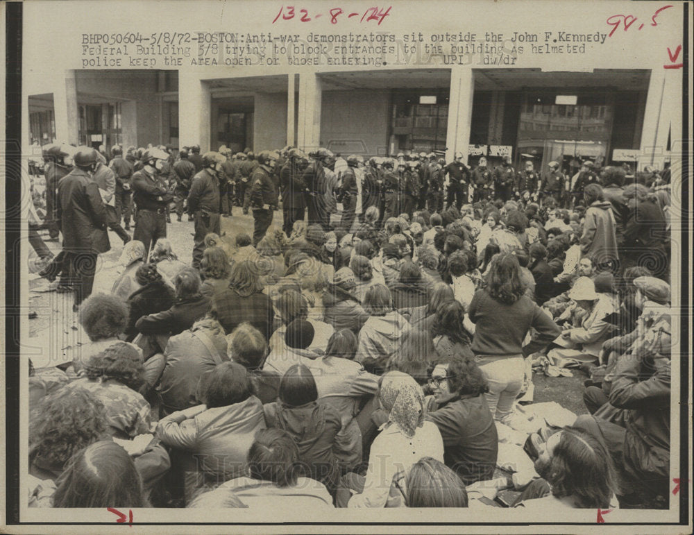 1972 Press Photo John Kennedy Demonstrators Boston War - Historic Images