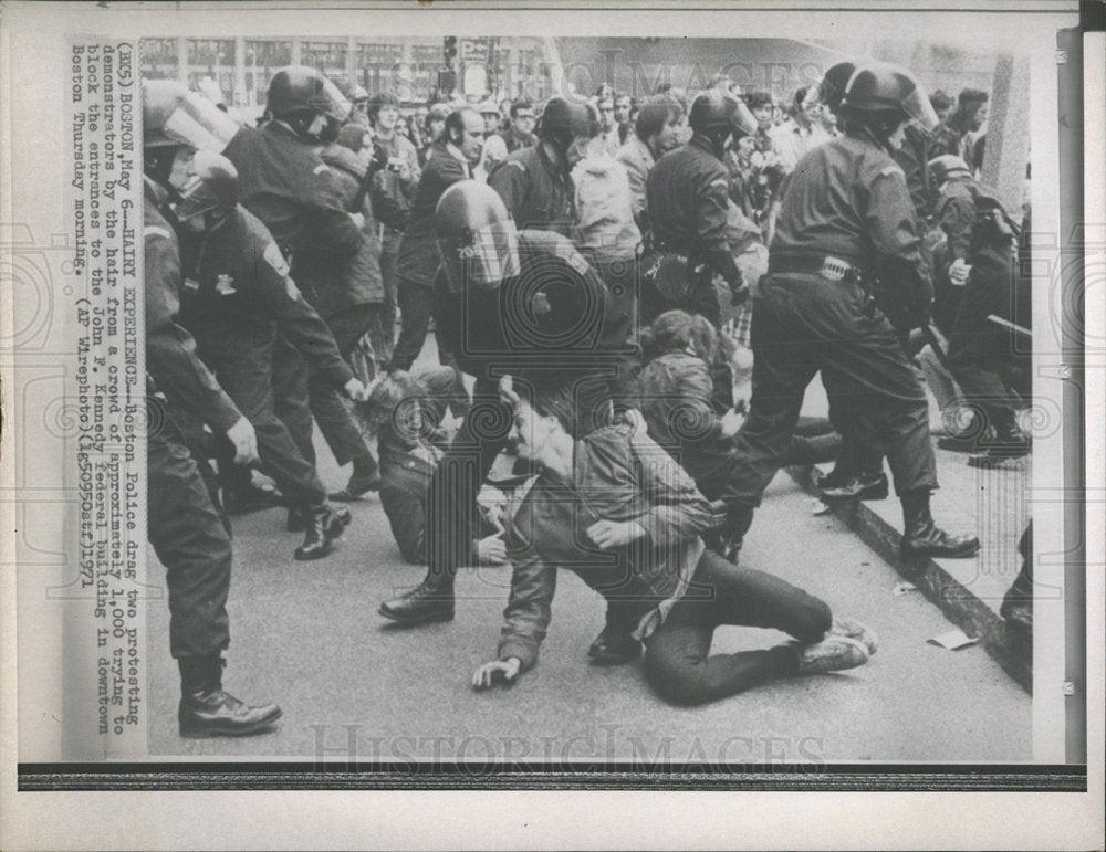 1971 Press Photo Riot Demonstrators JFK Building Boston - Historic Images