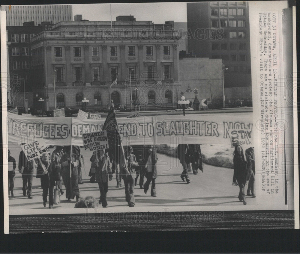 1972 Press Photo Ottawa Vietnam war Hill Protest Nixon  - Historic Images