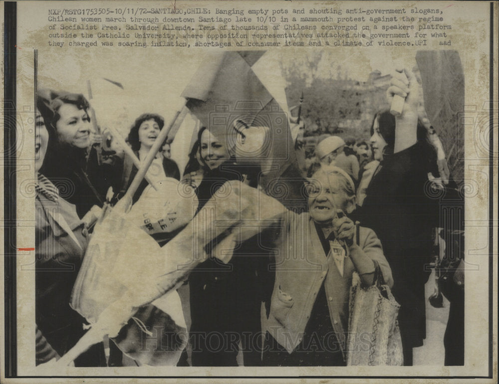 1972 Press Photo Santiago Chile Chilean Women March - Historic Images