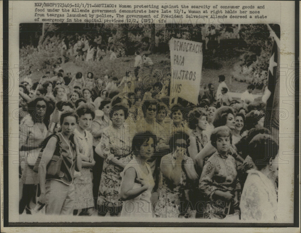 1971 Press Photo Consumer Good Scarcity Demo Santiago - Historic Images