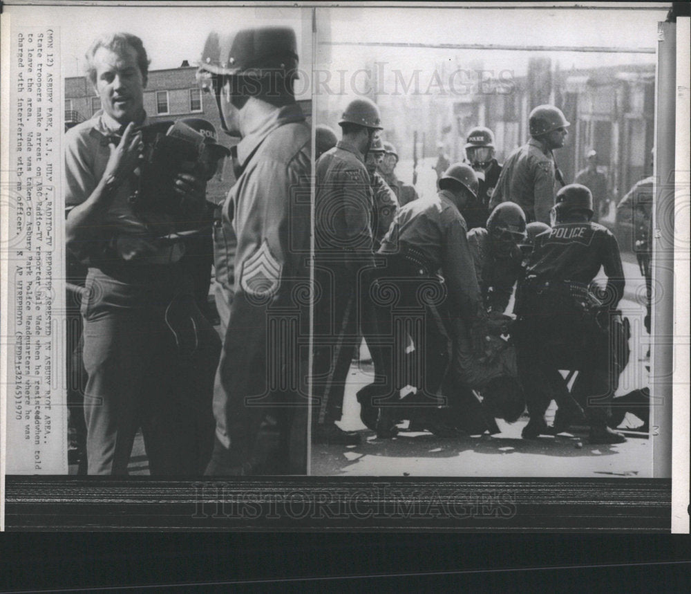 1970 Press Photo Radio TV Protester Reporter Riot ABC - Historic Images