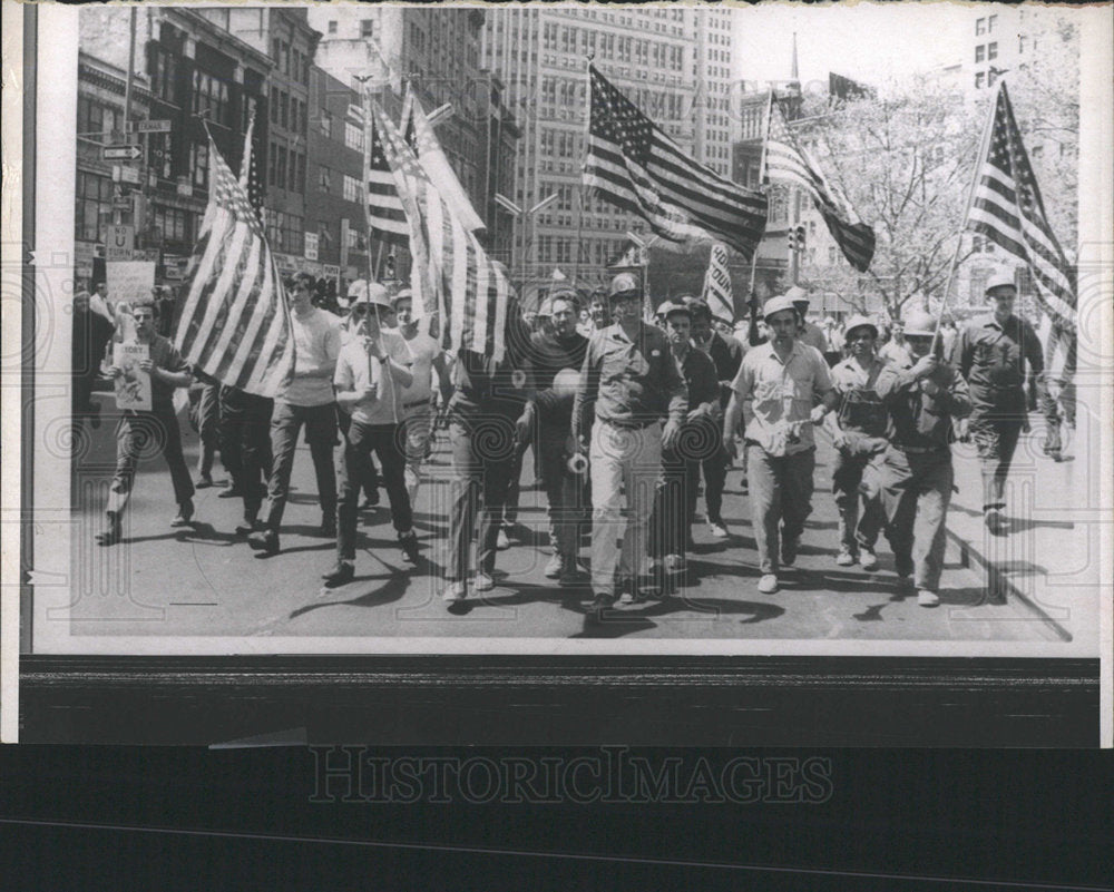 1970 Press Photo Demonstrators Workers New York - Historic Images