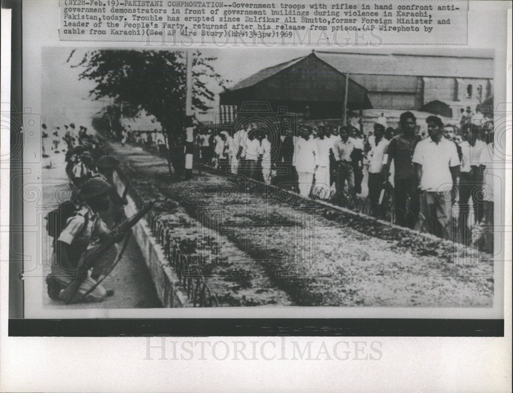 1969 Press Photo Pakistani Troop AntiGovernment Karachi - Historic Images