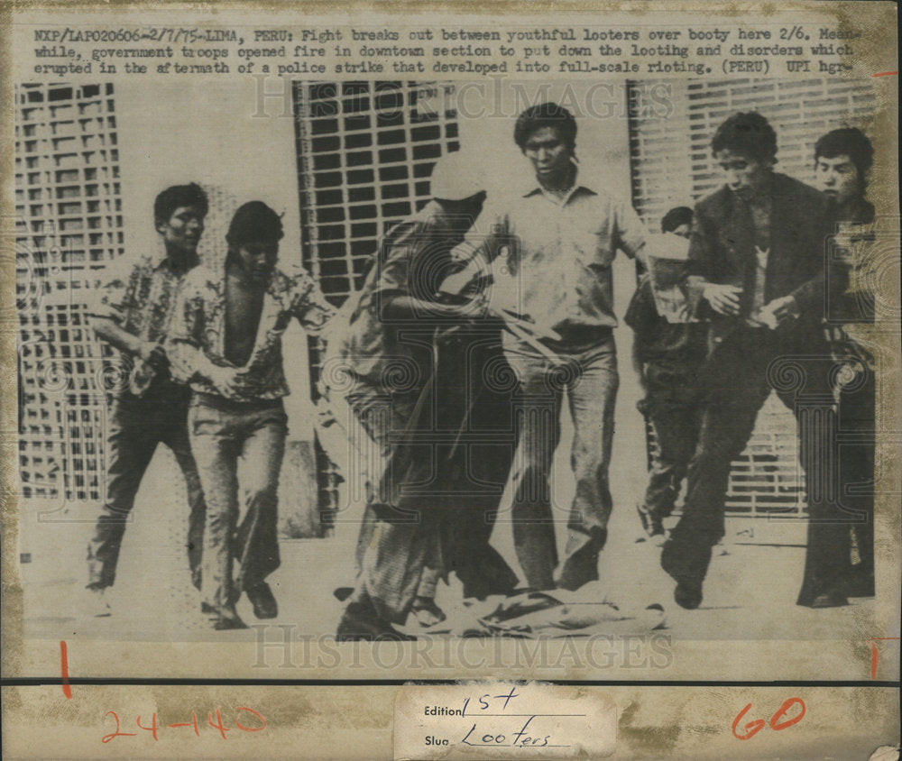 1975 Press Photo Lima Peru Riots &amp; Looting  - Historic Images