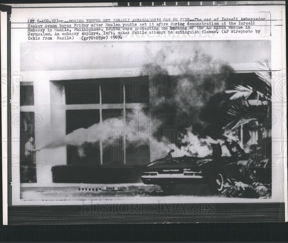 1969 Press Photo Israeli Ambassador Car Fired Riot - Historic Images