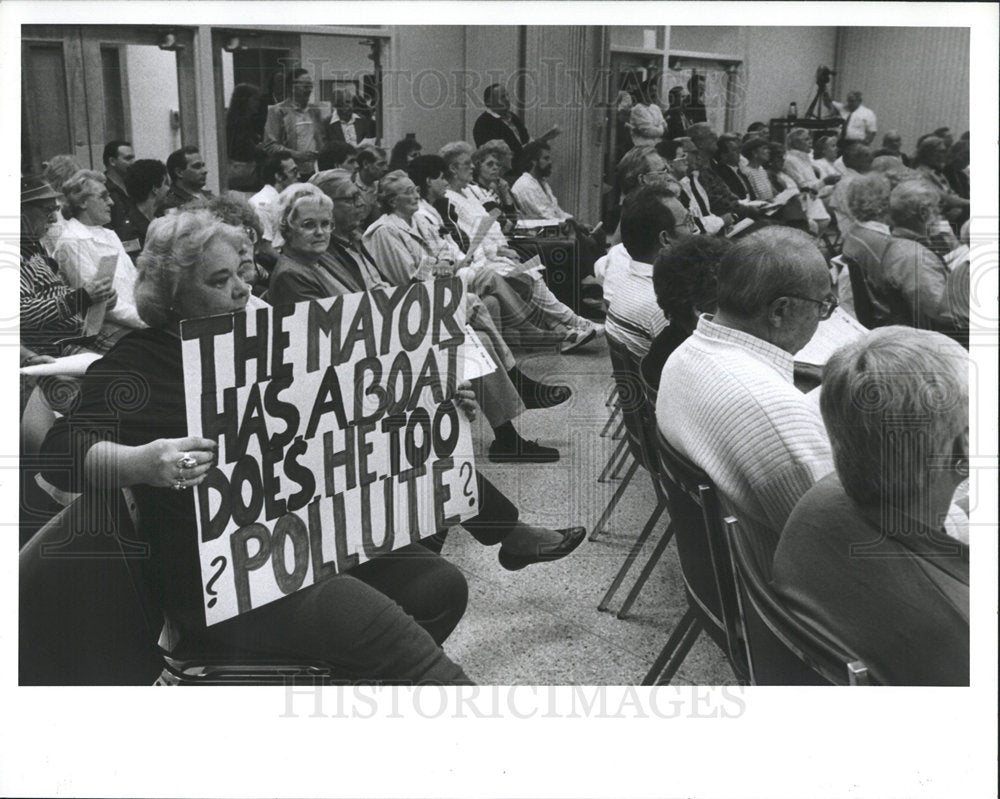 1991 Press Photo Gwen Smerekar Madeira Beach Protestant - Historic Images