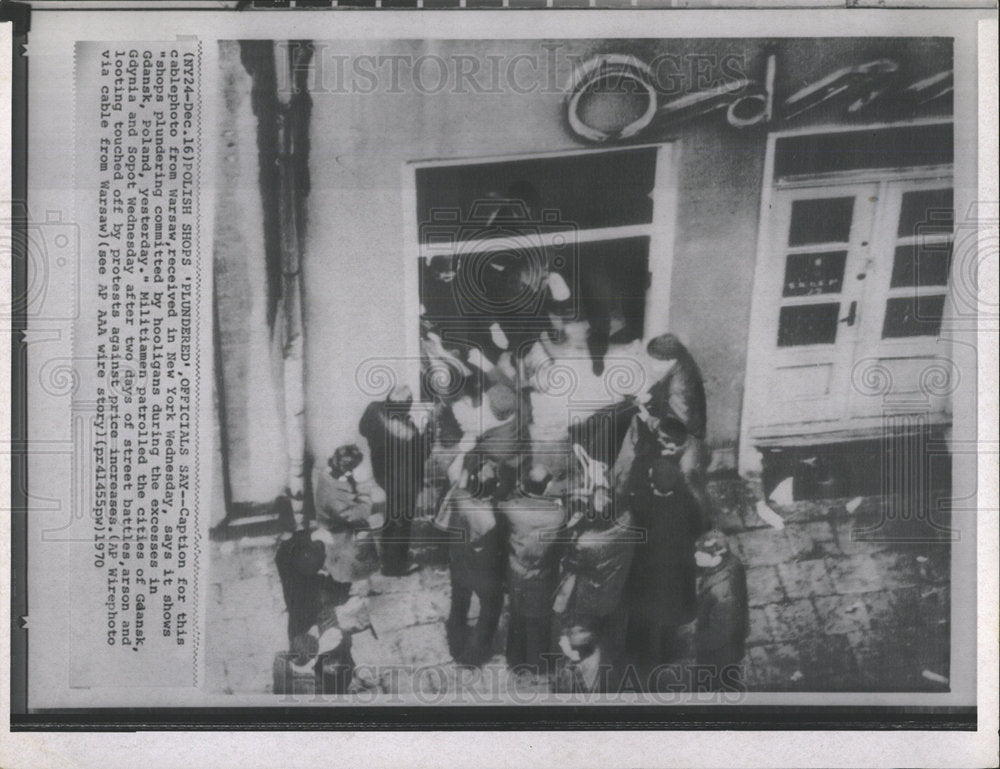 1970 Press Photo Hooligans Plundered Shops In Gdansk - Historic Images