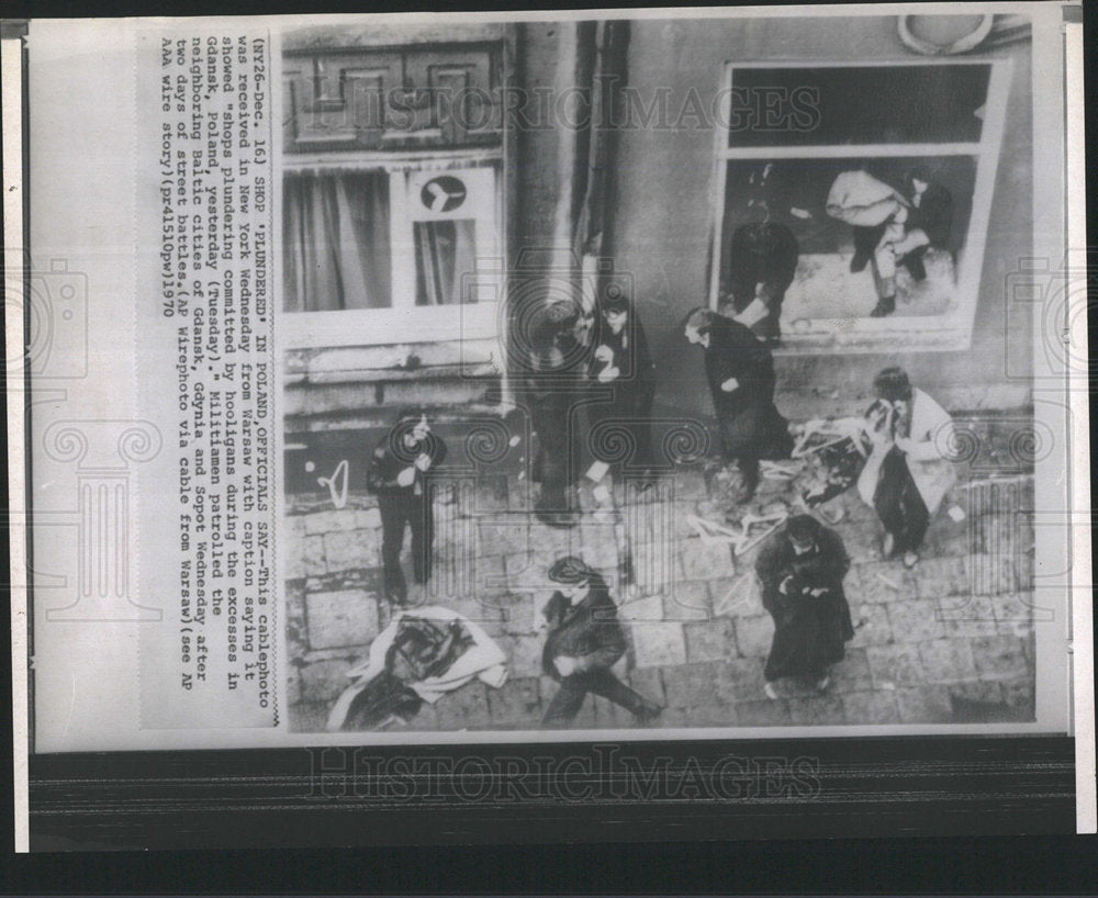 1970 Press Photo Hooligans Plundered Shops In Gdansk - Historic Images