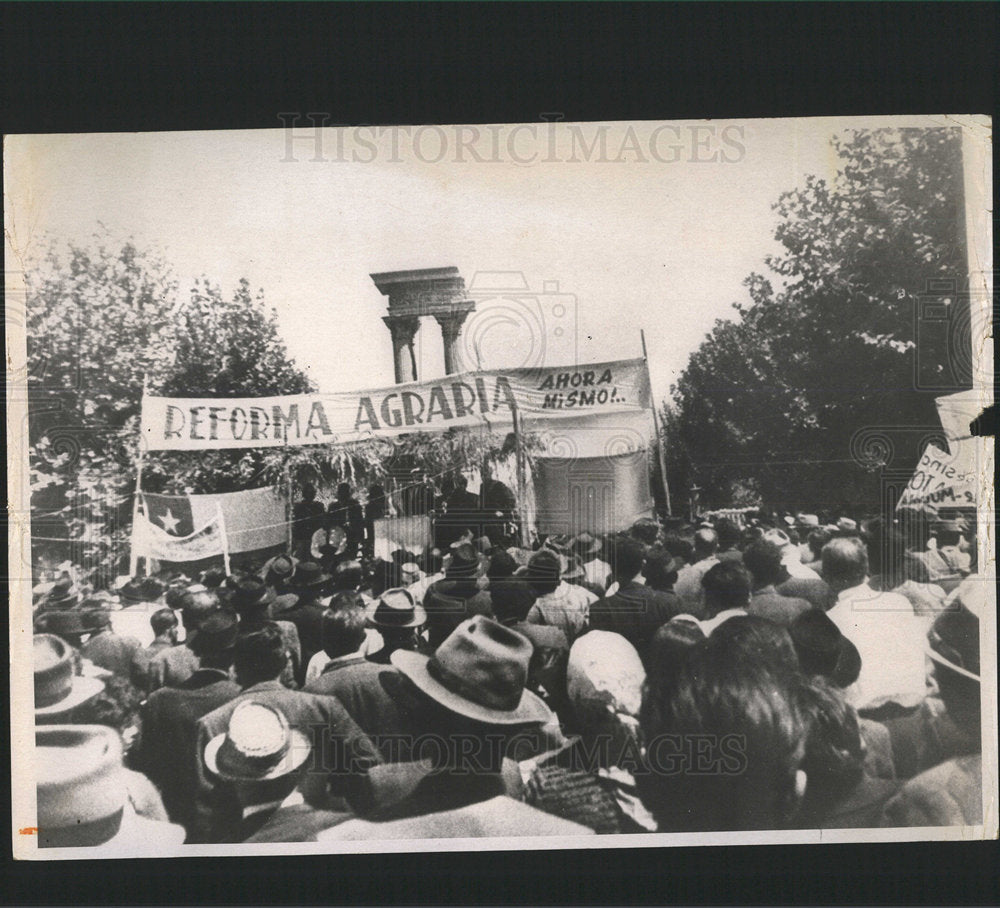 1969 Press Photo Chilean Peasants March Demo Chicago - Historic Images