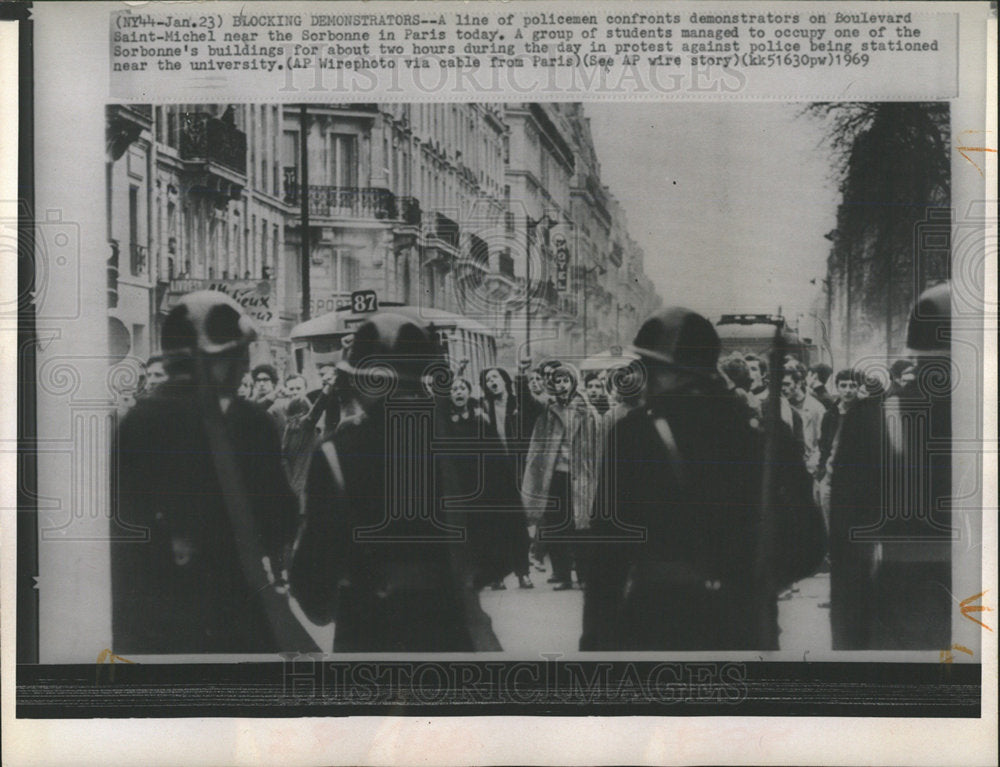 1969 Press Photo Demonstrators Sorbonne Paris France - Historic Images
