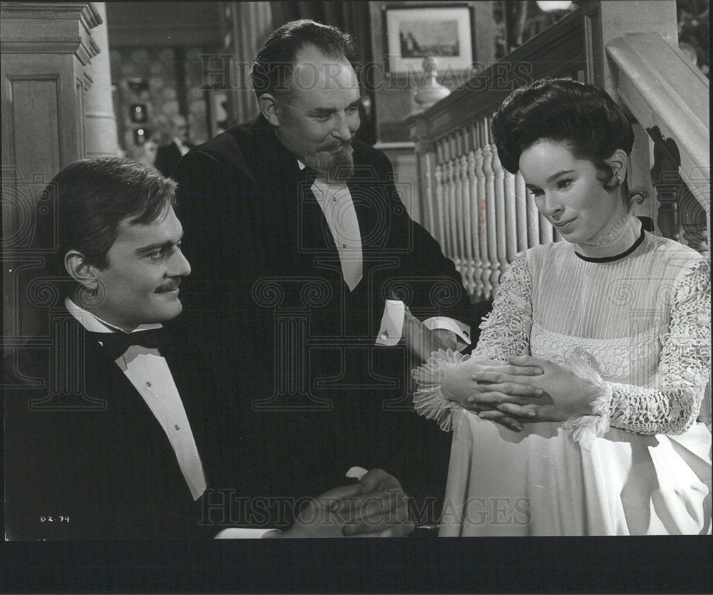 Press Photo Omar Sharif Geraldins Chaplin Geoffrey Keen - Historic Images
