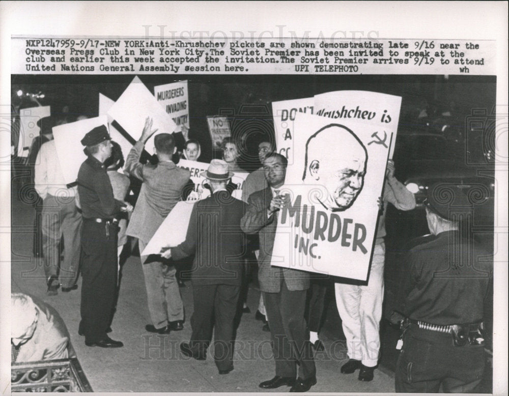 1960 Press Photo Anti-Khrushchev Pickets In New York - Historic Images