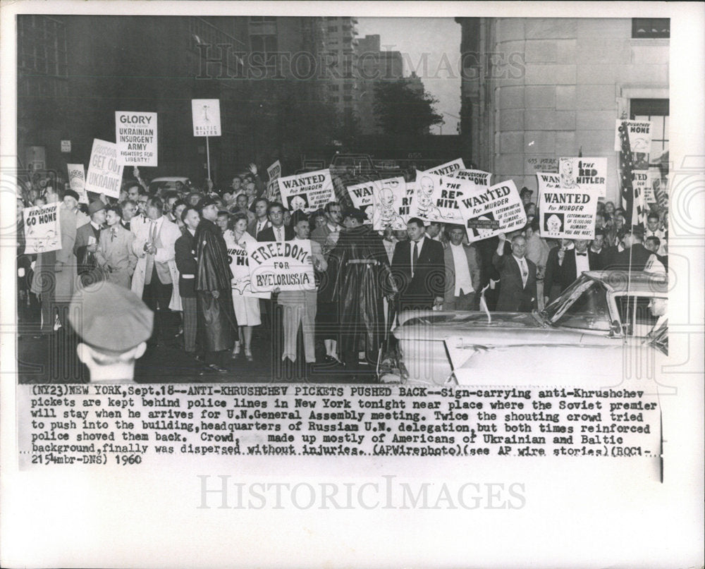 1960 Press Photo Anti Khrushchev Pickets New York Place - Historic Images