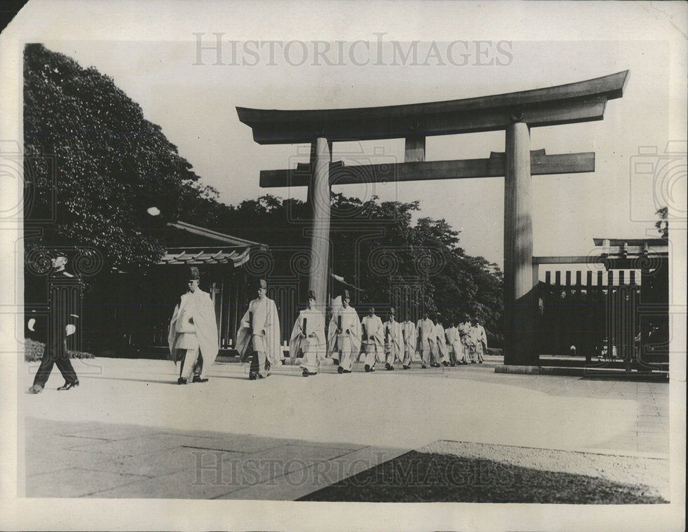 1932 Press Photo Shinto Priests At Meiji Shrine - Historic Images