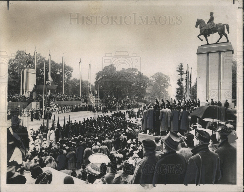 1937 Press Photo French Tribute Statues United States - Historic Images