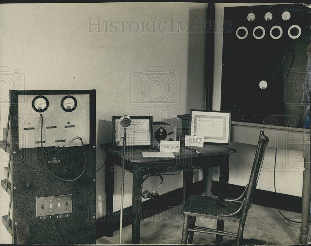 Press Photo Radio station equipment  - Historic Images