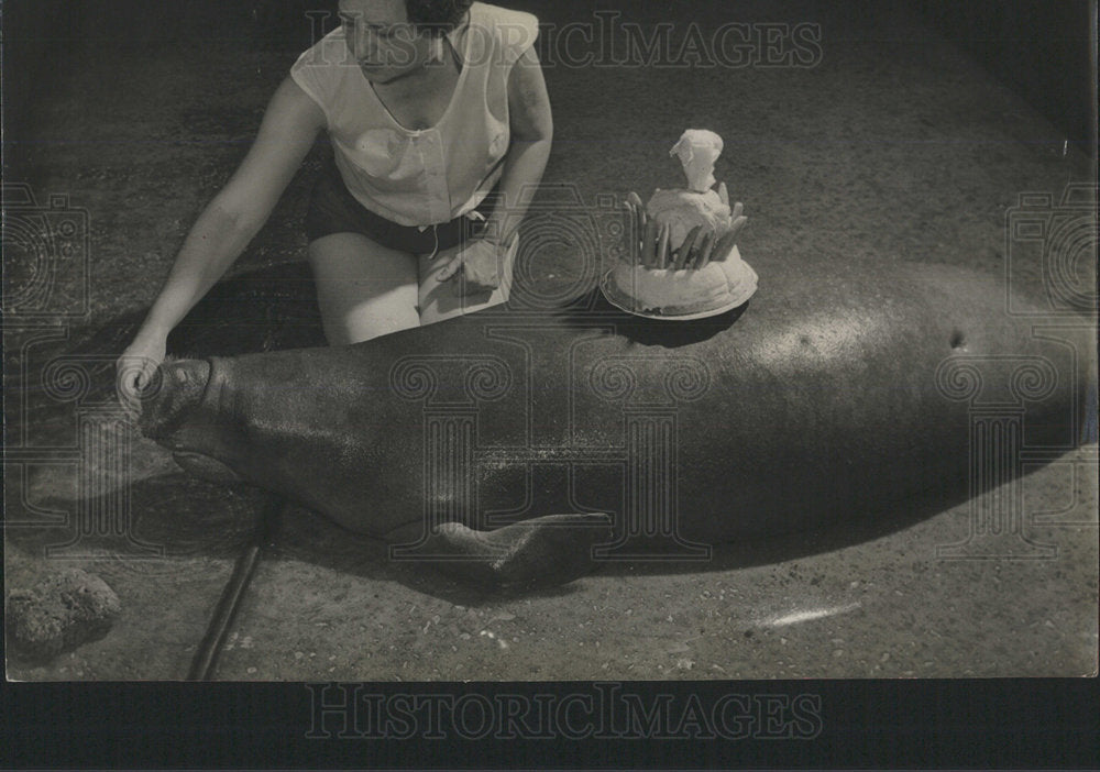 1966 Press Photo Baby Snoot Mrs Hartman Birthday Pounds - Historic Images