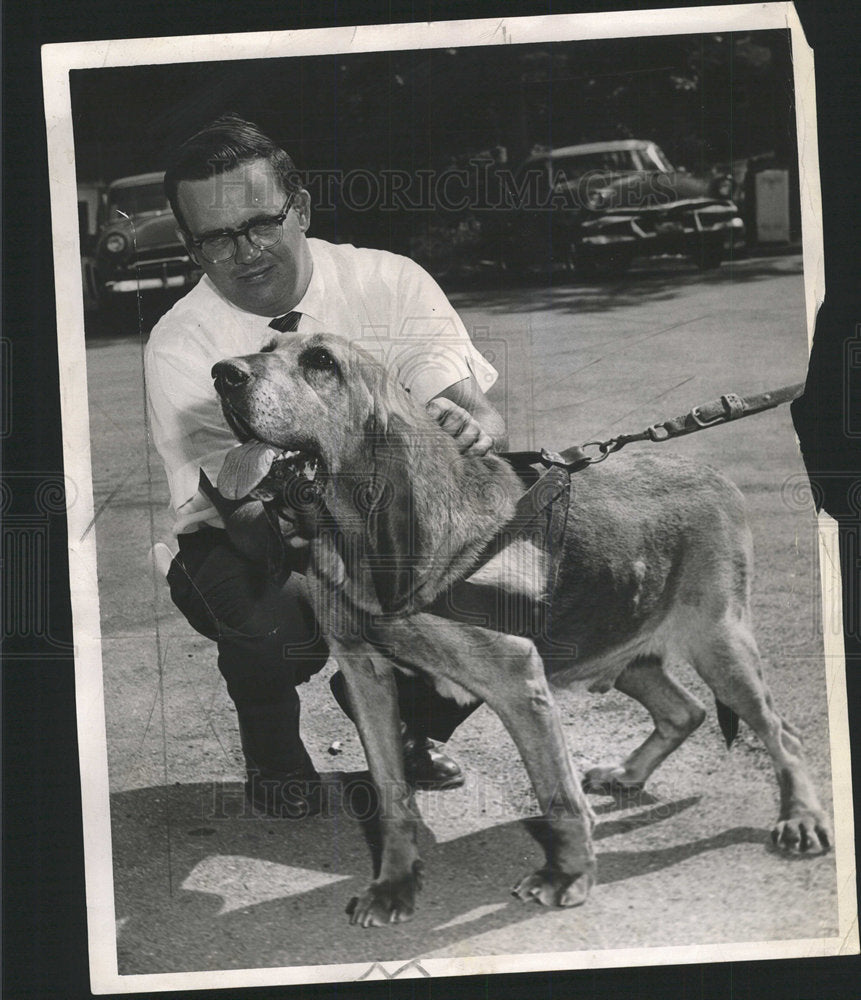 1960 Press Photo Reporter Ed Gillooly Bloodhound Dog  - Historic Images