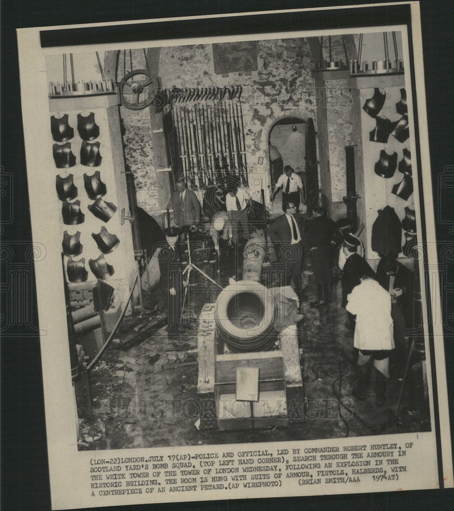 1974 Press Photo Commander Robert Huntley Scotland Bomb - Historic Images