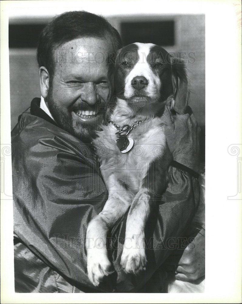 1990 Press Photo Don Ayles Yowser Brittany Spaniel Dog - Historic Images