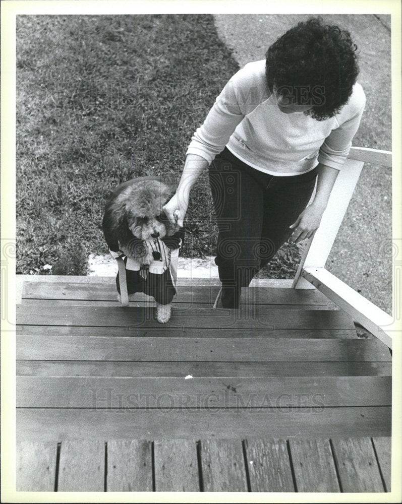 Press Photo Randy Wonder Dog Curtis Ackerman Step Click - Historic Images