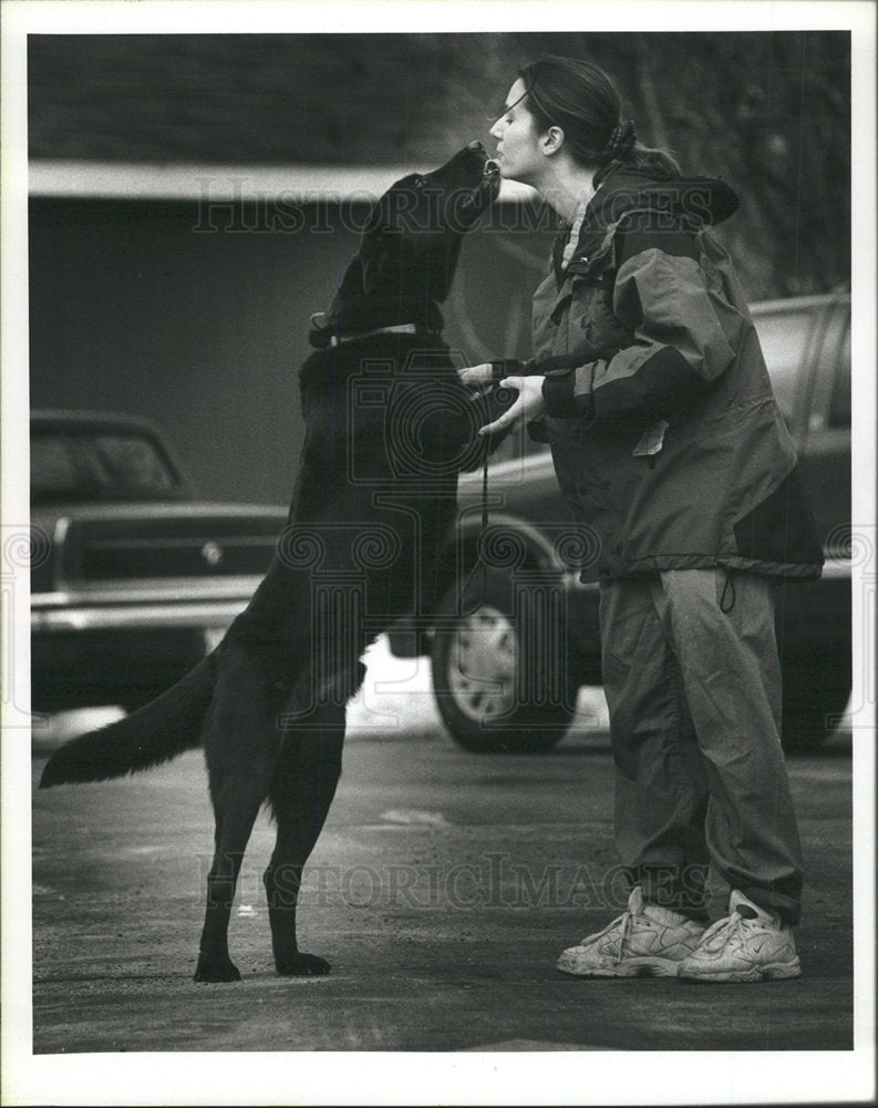 1997 Press Photo Liz Wichert Prince Dog Portsmouth Play - Historic Images