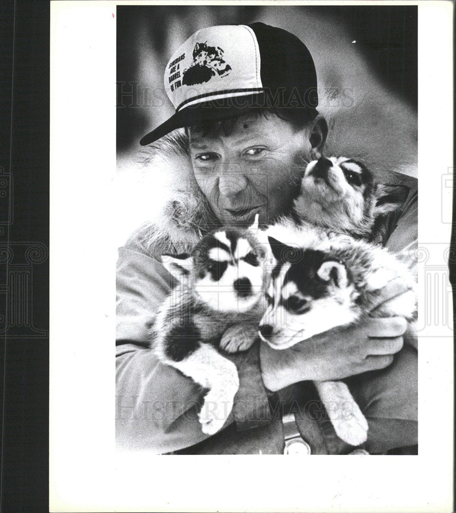 1988 Press Photo Barry Lacasse huskie puppies home  - Historic Images