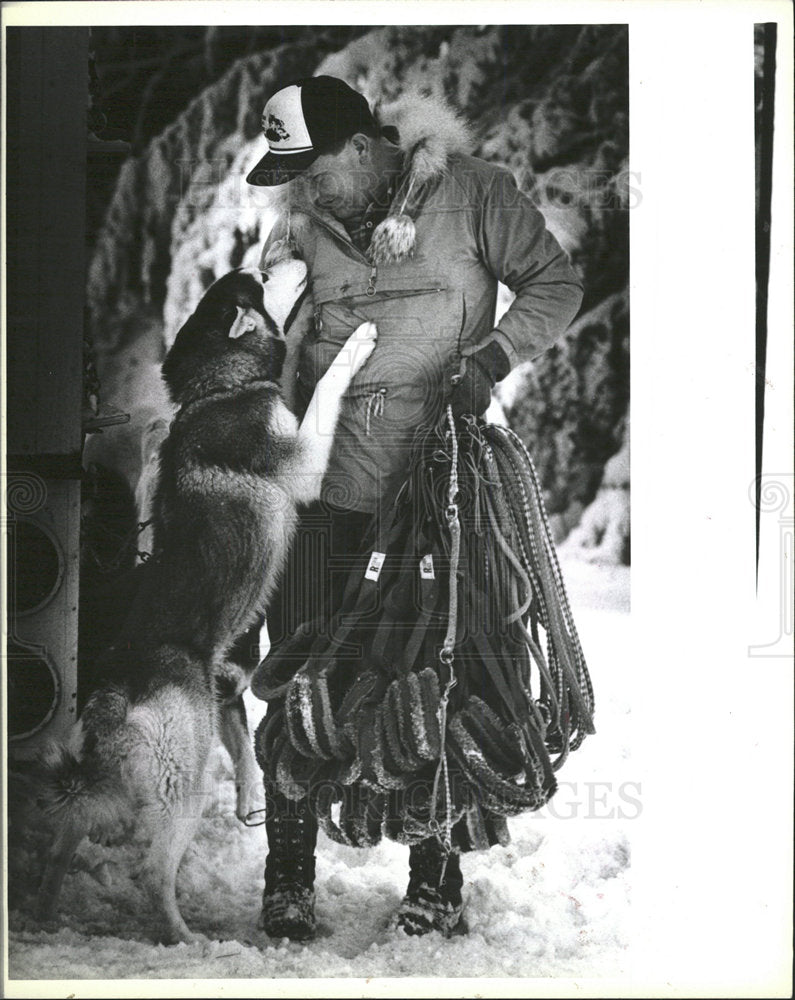 1988 Press Photo &#39;Tuxedo&#39; nuzzles Lacsse affectionately - Historic Images