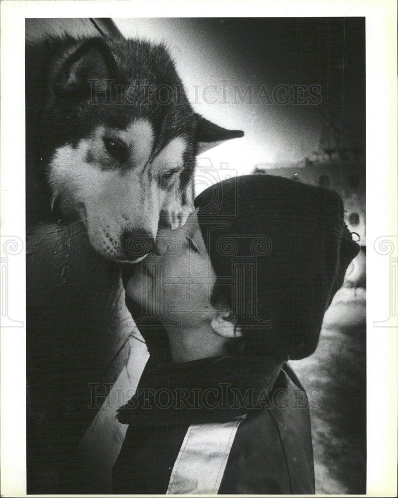1987 Press Photo Adrian Mccomb contestants kiss Lincoln - Historic Images