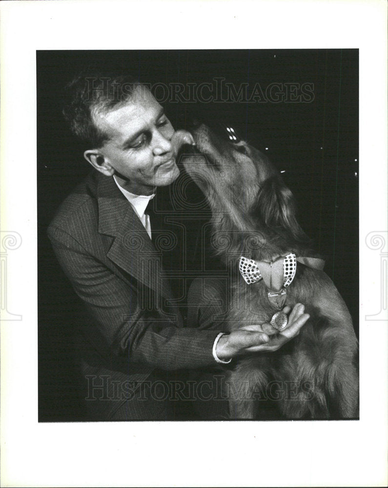 1997 Press Photo Tucker Golden Rebe MSPCA kiss media  - Historic Images