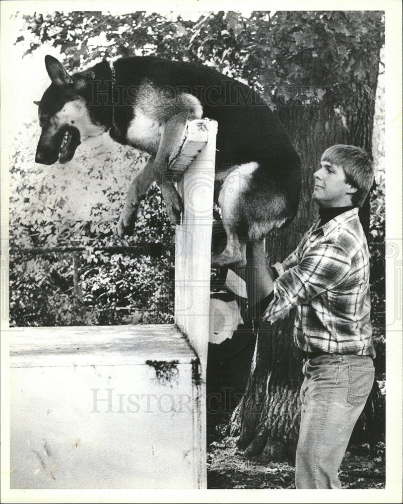Press Photo Police dog training school Stoneham Kevin - Historic Images