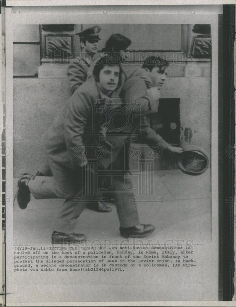 1971PressPhoto Soviet Demonstrators hauled off in Italy - Historic Images