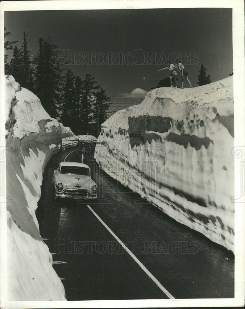 1961 Press Photo Rim Road Crater Lake Oregon Snow - Historic Images