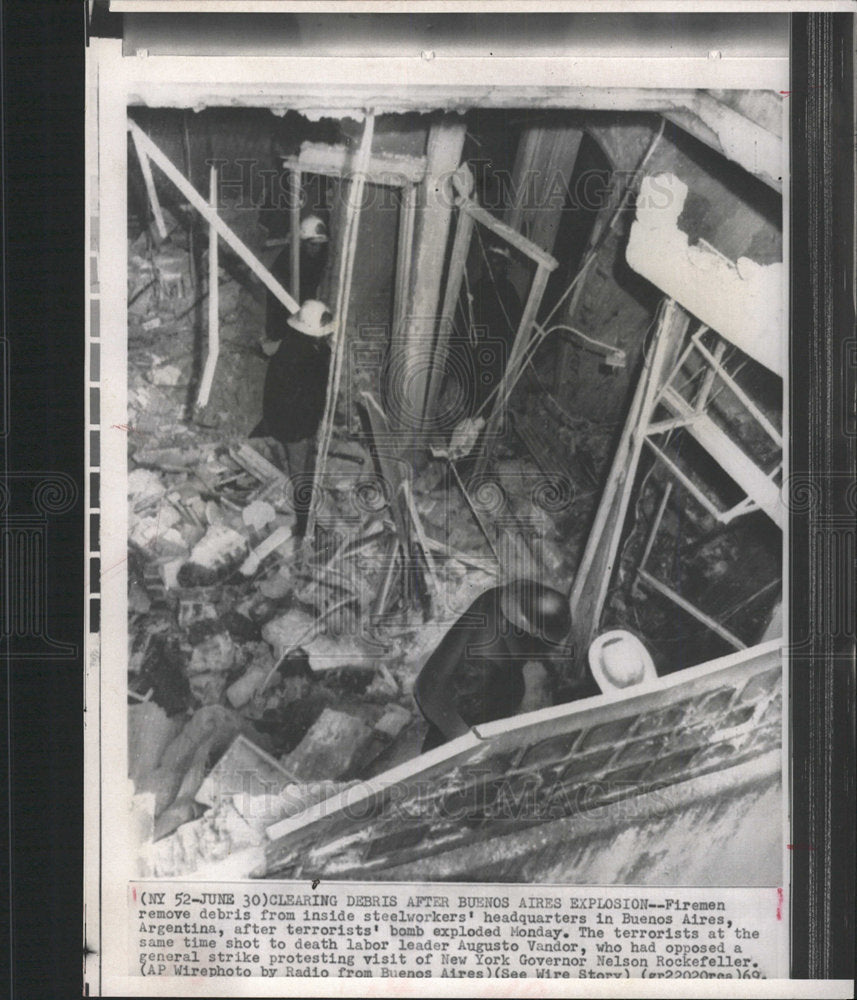 1969 Press Photo Debris buenos Steel Worker Aires Labor - Historic Images